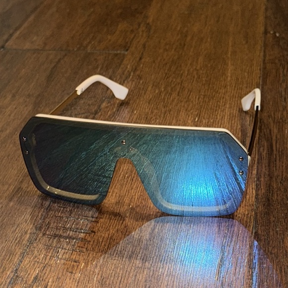 BRAND NEW! Stylish Blue and White Sunglasses - Picture 4 of 9